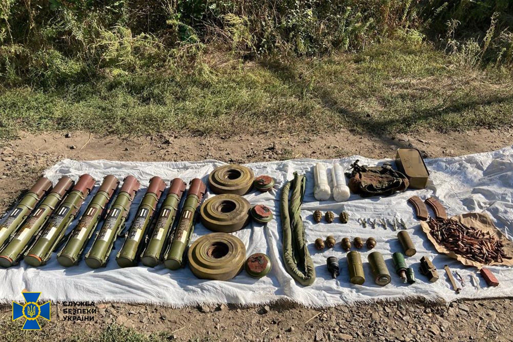 СБУ запобігла диверсії на Донеччині: схрон з вибухівкою бойовиків виявлено поблизу залізничної станції