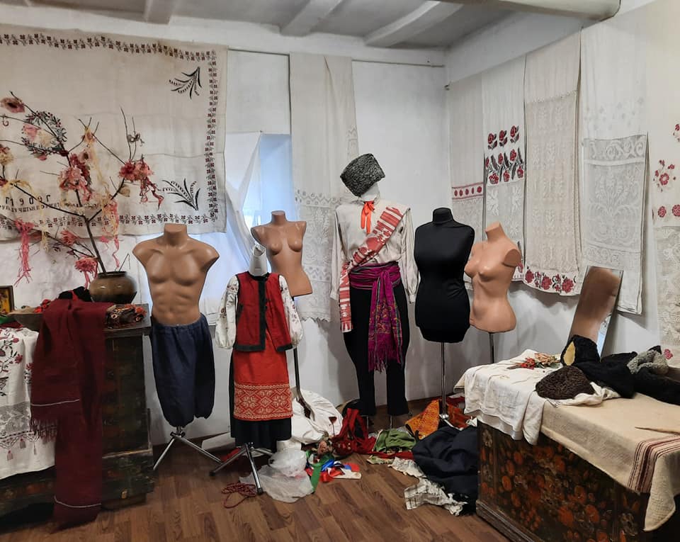 Допомога небайдужих: пограбований етнографічний музей «Древо» на Полтавщині потроху відновлюють
