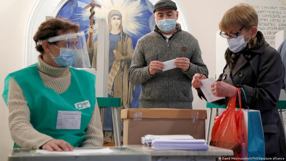 Ва-банк втікача не вдався: на місцевих виборах у Грузії партія Саакашвілі посідає друге місце