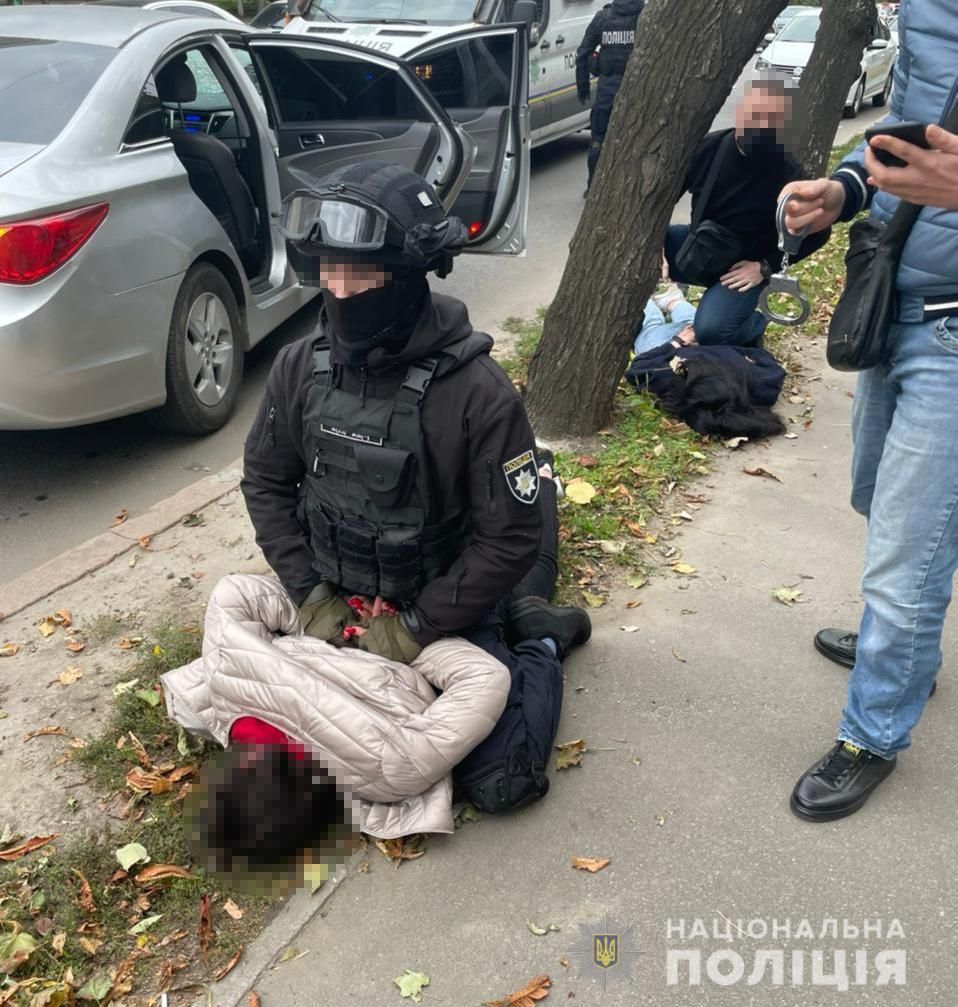 Під час затримання злочинці намагалися втекти та скоїли наїзд на двох оперативників поліції.