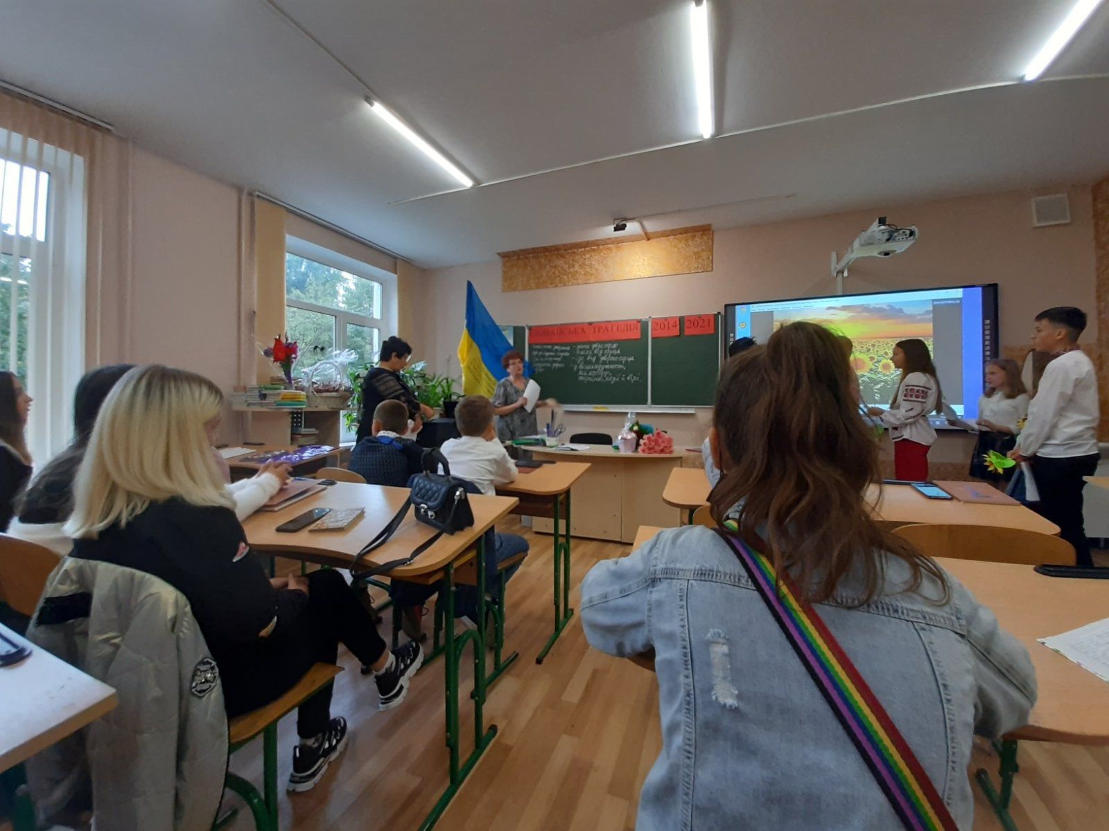 Вже за місяць невакцинованих освітян, а також чиновників, відсторонять від роботи