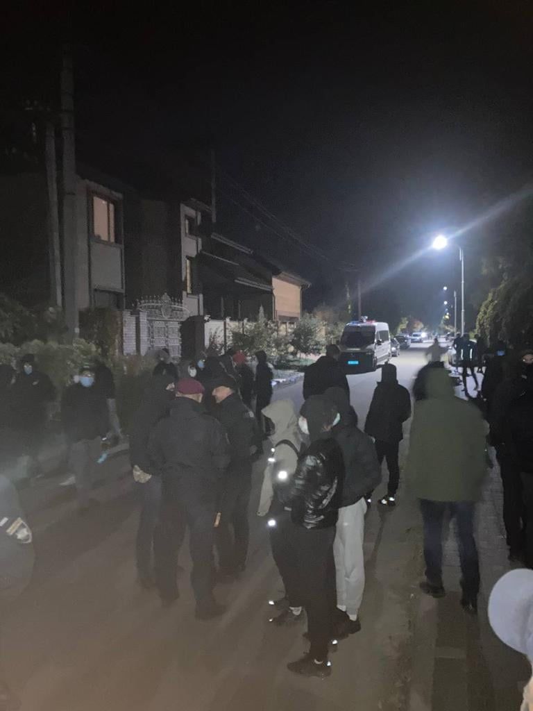 Під будинком Порошенка в Козині вночі сталося кілька сутичок (ФОТО)