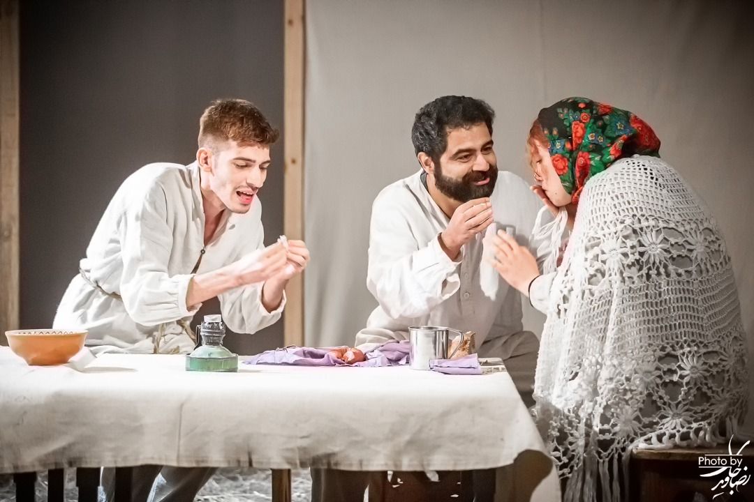 Голодомор через призму Тегерана: у Києві показали постановку за п’єсою іранського драматурга Алі Сафарі
