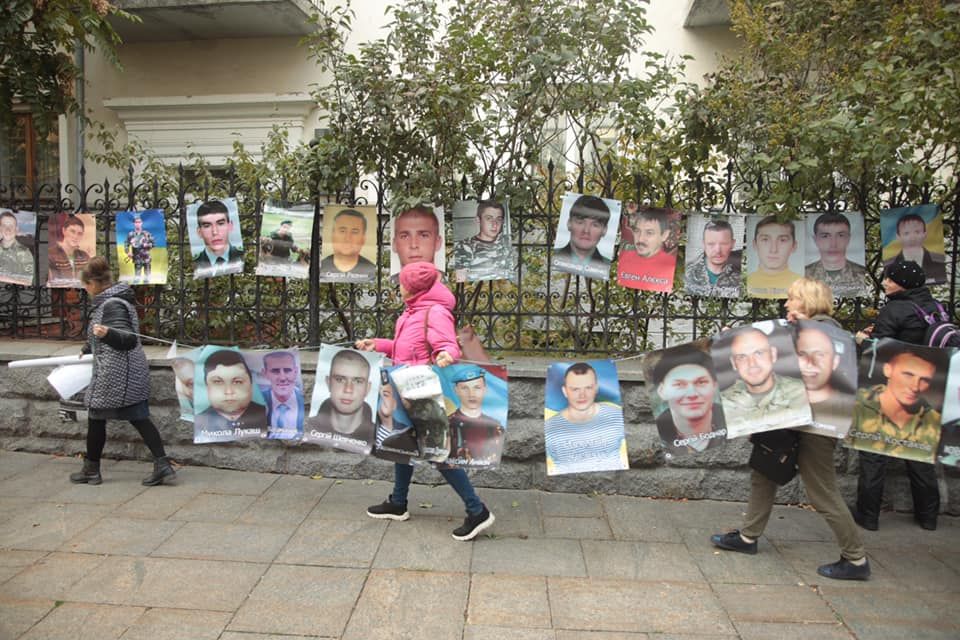 Родичі полонених та зниклих безвісти утворили живу «стіну надії» біля ОП