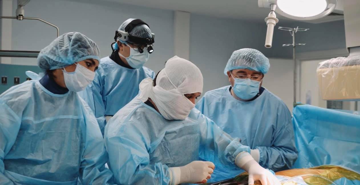 Ні розрізу, ні швів: у Черкаському кардіоцентрі провели унікальну операцію з заміни клапана на штучний