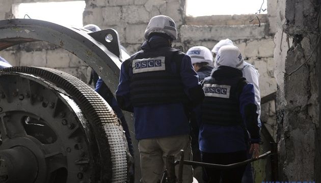 Місія ОБСЄ в окупованому Донецьку змогла залишити готель після облоги бойовиками