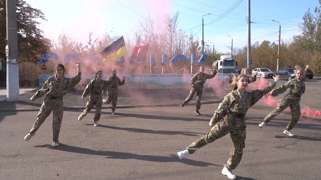 Дівчата у військовій формі у Слов'янську також взяли участь у флешмобі "Батько наш Бандера".