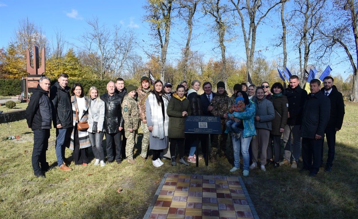 У Новоград-Волинському висадили яблуні на честь полеглих захисниць України, фото