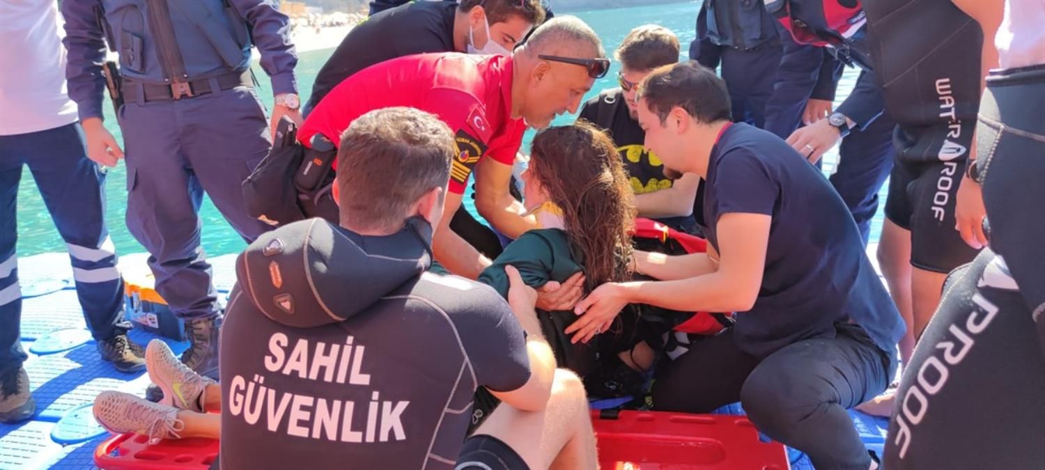 У Туреччині українська парашутистка зірвалася у море, фото