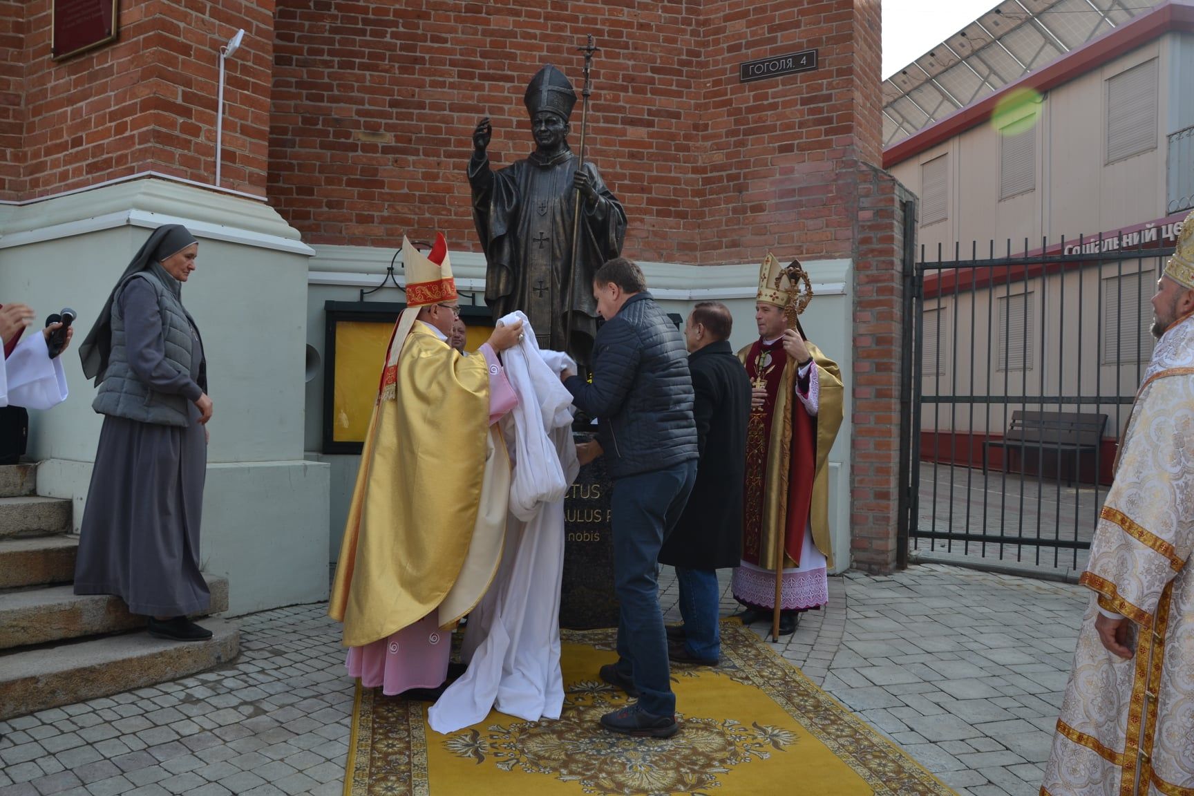 В Харкові відкрили пам’ятник Папі Римському Івану Павлу II