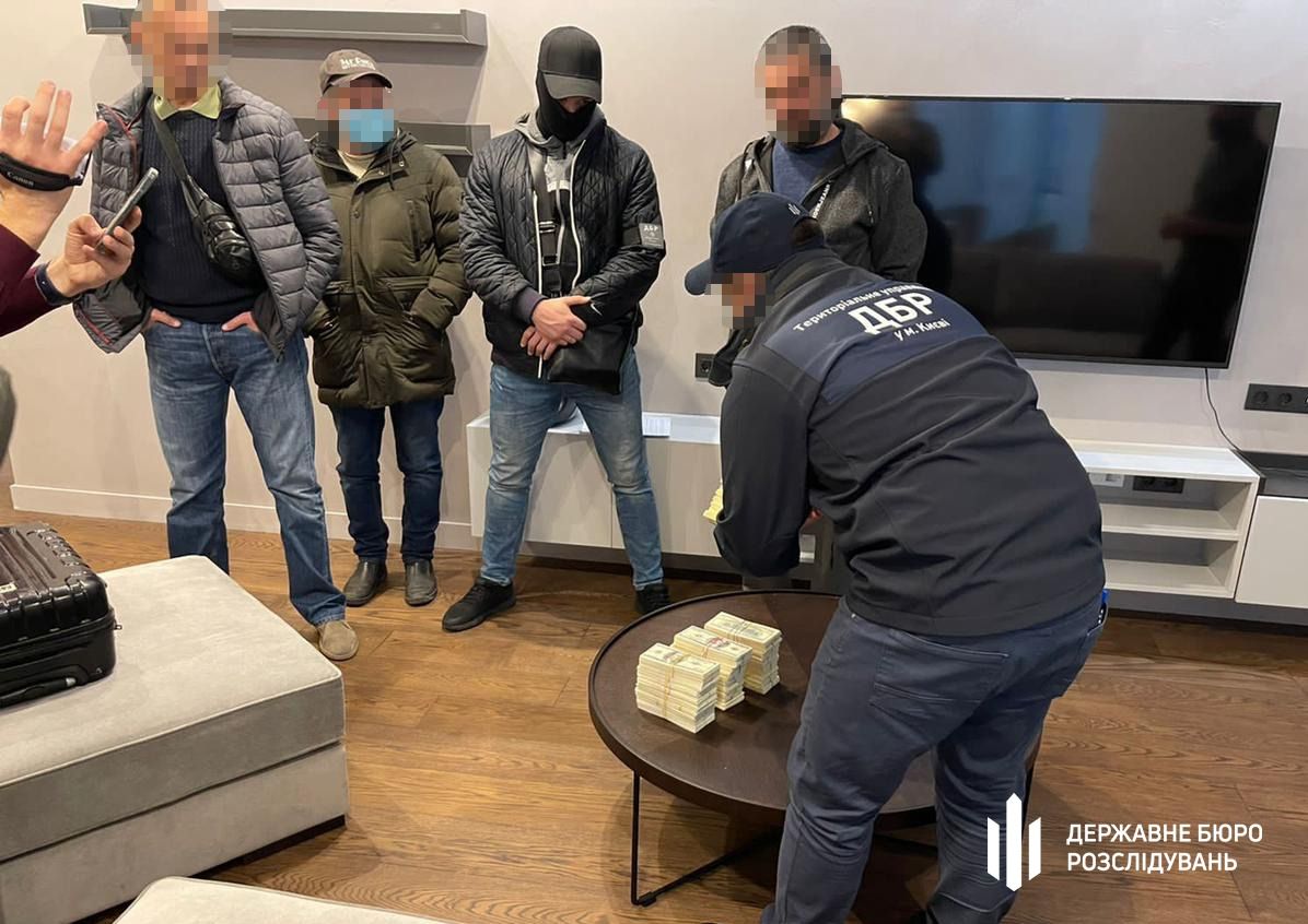ДБР затримало керівника адвокатського об’єднання за вимагання у громадян 400 тис. дол. США, фото