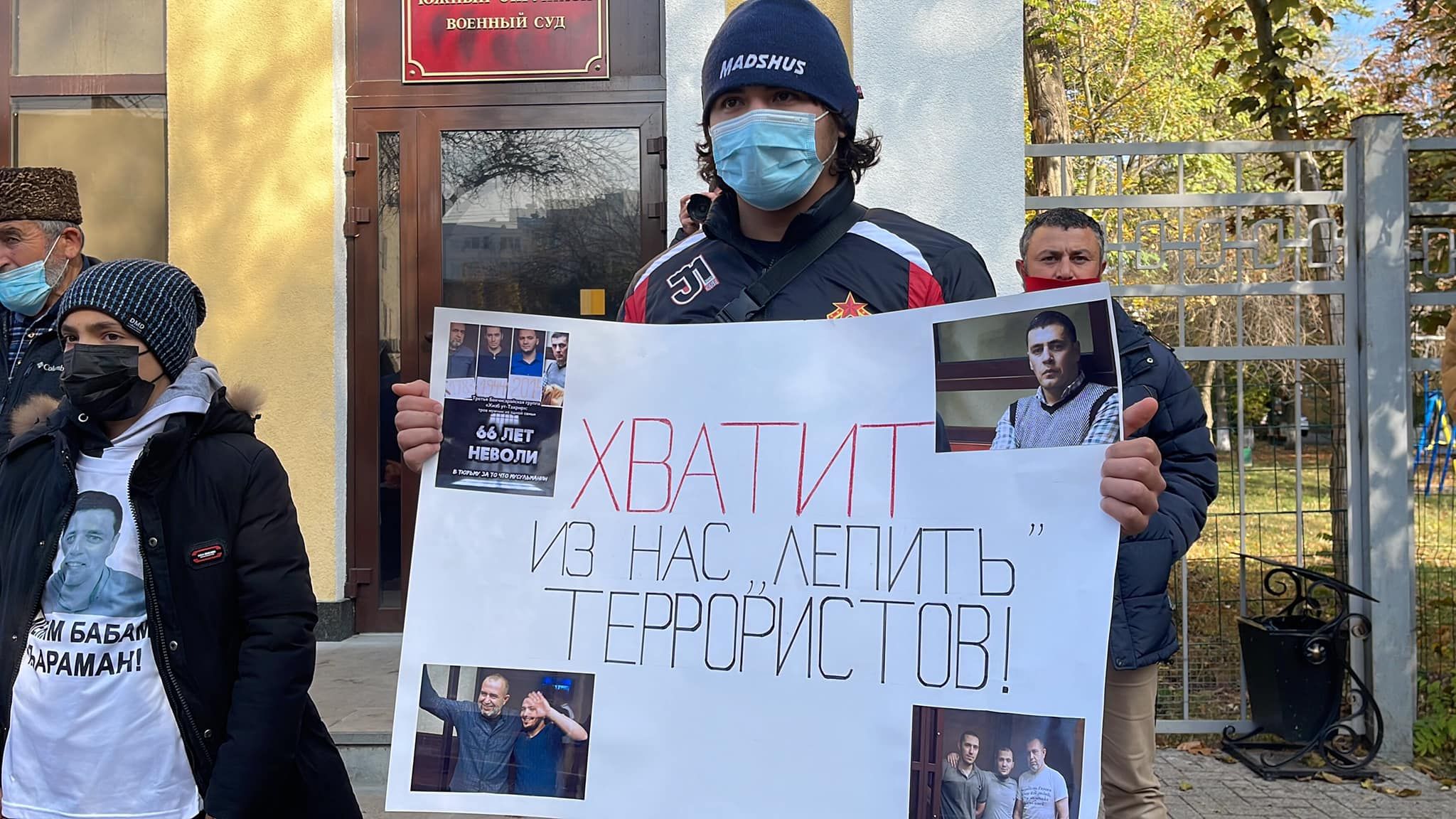 У окупованому РФ Криму біля суду затримали 30 активістів, фото