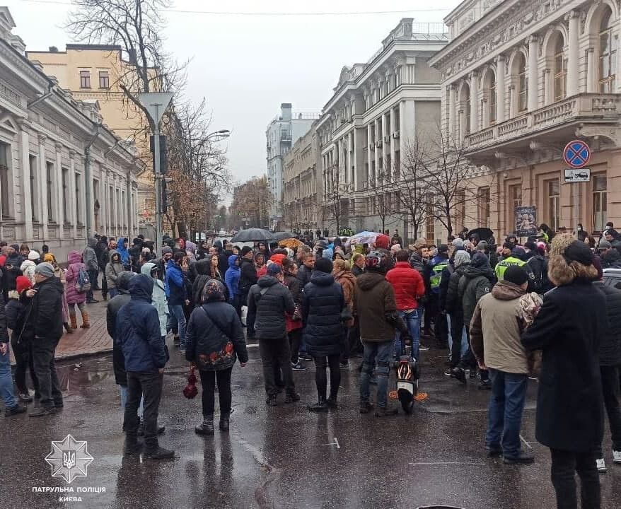 У Києві антивакцинатори заблокували урядовий квартал і вимагають скасувати карантин, фото