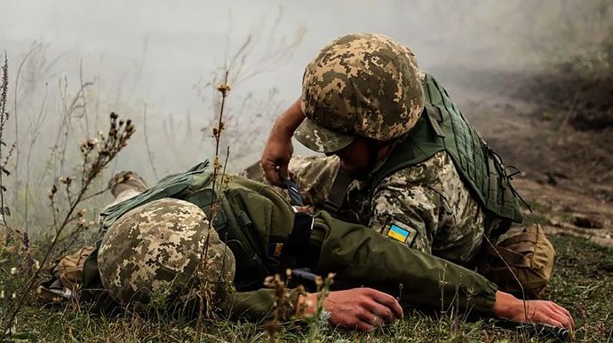 На Донбасі поранено українського військового