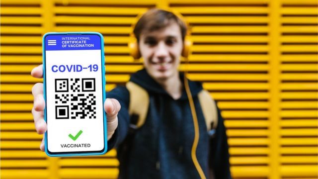 В Україні віднині невакцинованих освітян та чиновників відсторонятимуть від роботи