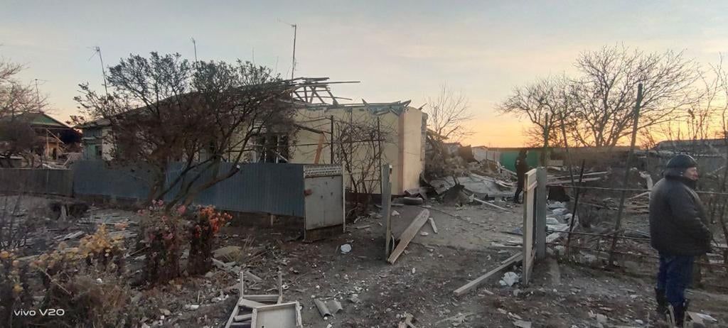 Обстріли Невельського: під завалами опинились мирні люди, фото