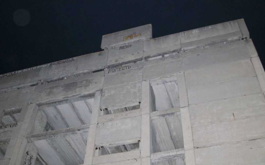 У Дніпрі хлопець зірвався з даху багатоповерхівки на очах дітей
