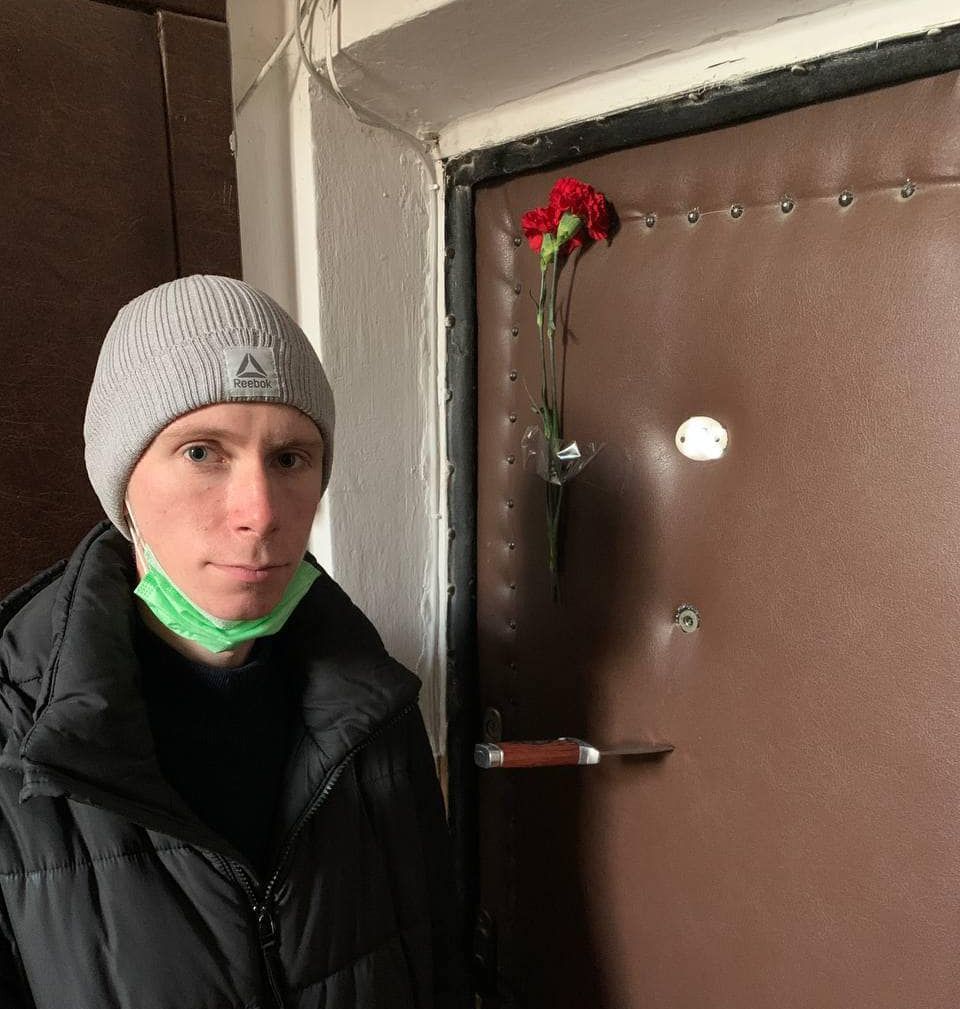 Траурні квіти та ніж у двері: київського активіста Дмитра Перова залякують