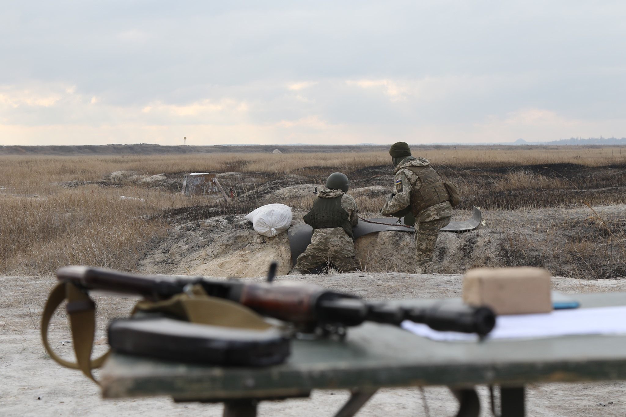 Росіяни «чистять зброю»: на Донбасі облаштовують нові позиції і маскують артилерію