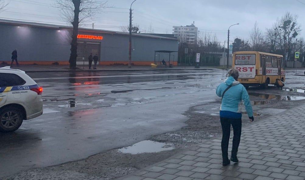 У Львові водій маршрутки збив двох жінок на «зебрі» і втік, фото