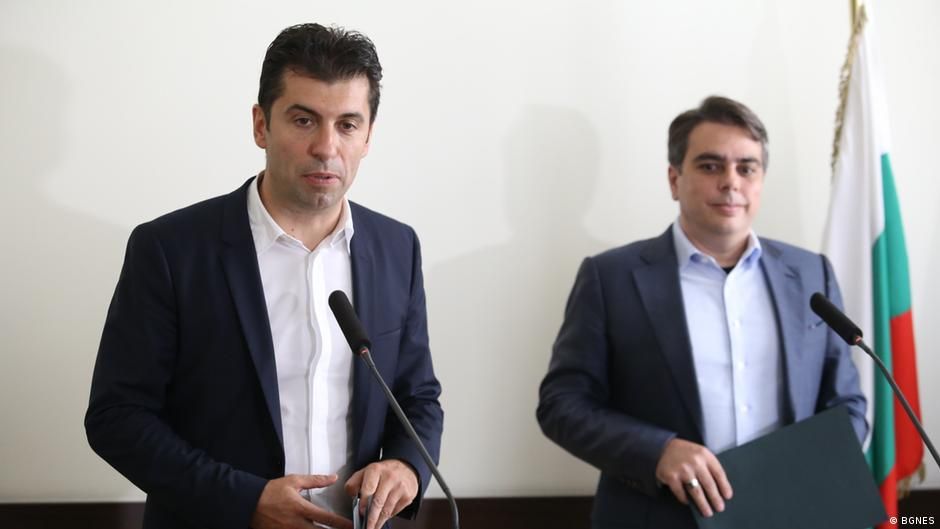 Випускники Гарварду Кирил Петков (ліворуч) і Асен Василєв формуватимуть коаліцію та уряд Болгарії.