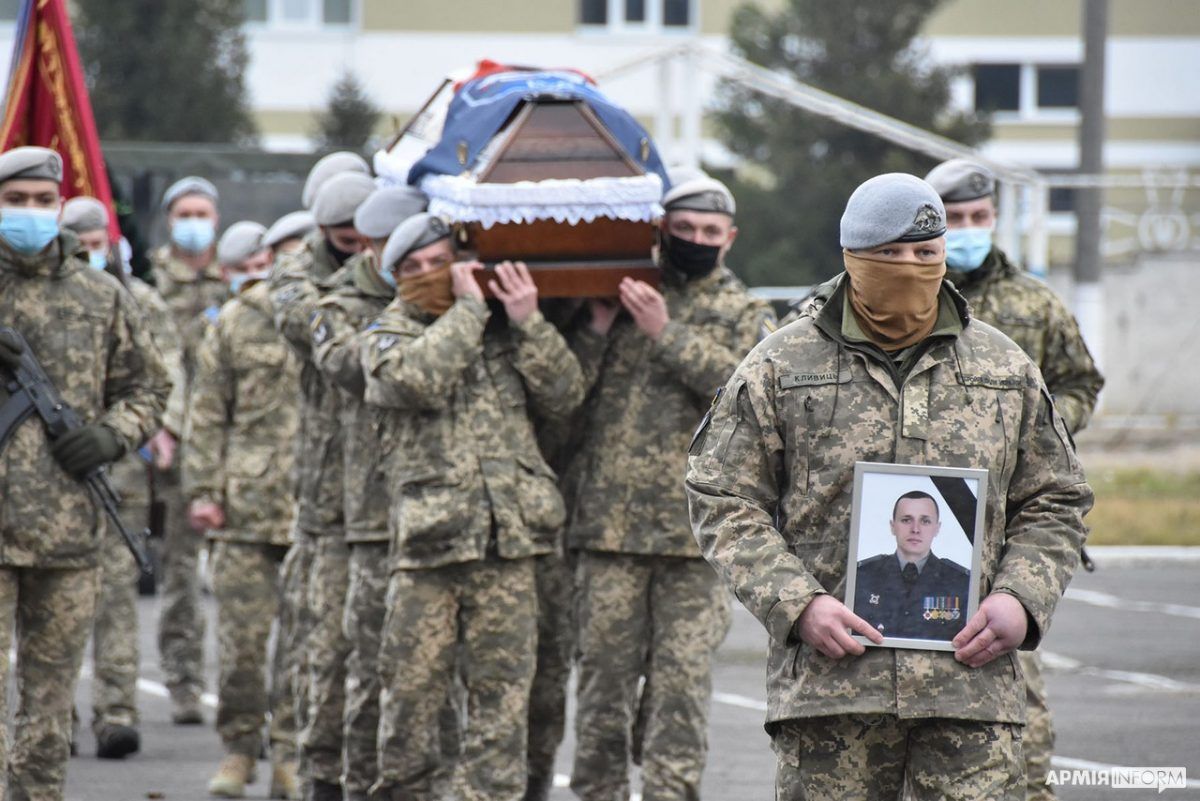 Снайпер Уберт Мрачковський похований з військовими почестями у Хмельницькому, фото