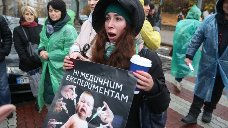 Під Радою проходить мітинг противників вакцинації та карантину