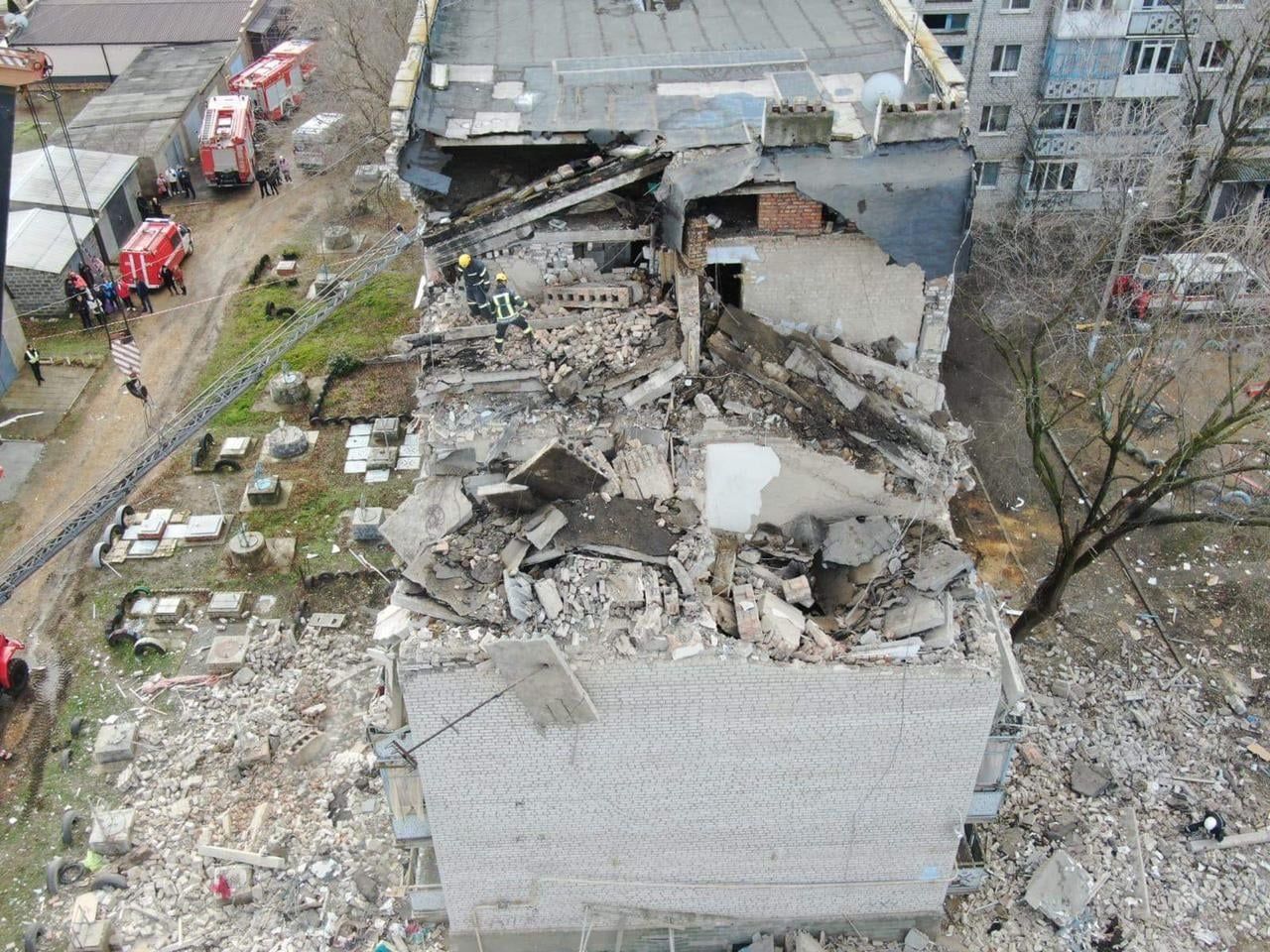 У Новій Одесі на Миколаївщині вибухнула багатоповерхівка: під завалами шукають людей, фото
