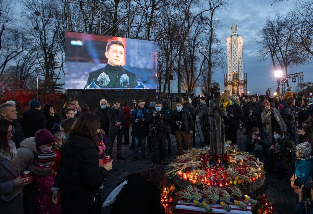 Під час церемонії оголосили загальнонаціональну хвилину мовчання, після чого розпочалася всеукраїнська акція «Запали свічку».