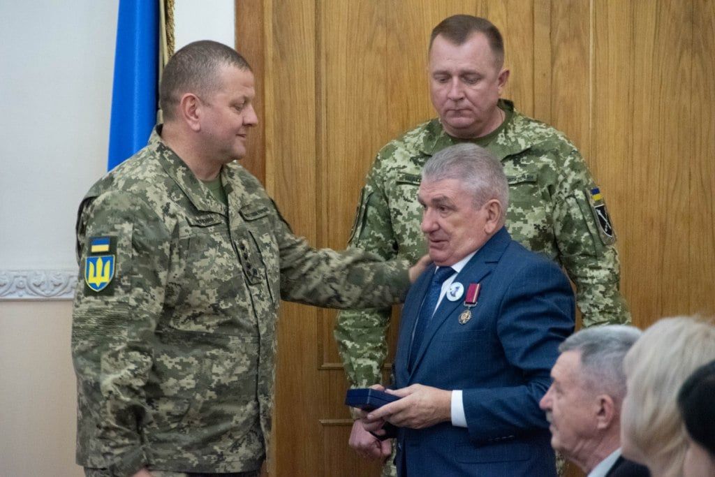 Головнокомандувач ЗСУ Залужний зустрівся із родинами полеглих захисників України, фото