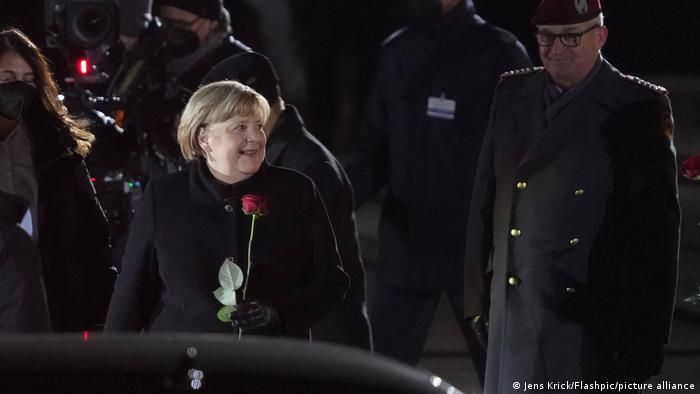 Меркель урочисто провели в Берліні з посади канцлерки ФРН, фото