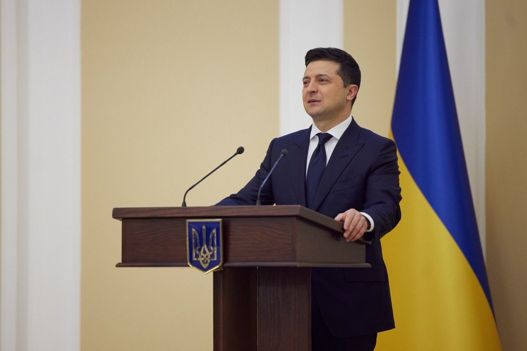 День волонтера: Зеленський дякує причетним за людяність