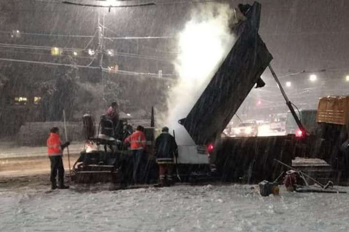Попри сильний снігопад дорожники продовжили робити ремонтні роботи