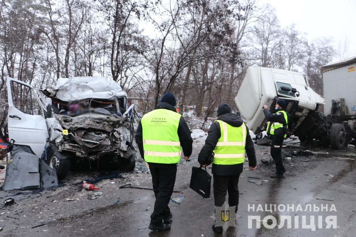 Жахлива ДТП під Черніговом: водія фури охороняють в лікарні