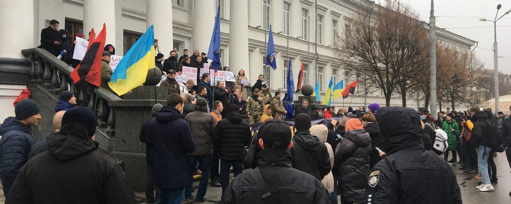 У Полтаві під мерією ветерани АТО та активісти чекають на вибачення Мамая