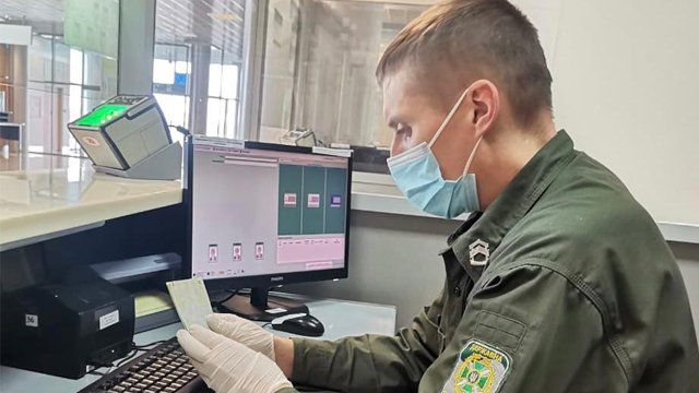 В Україну не пустили узбека в одязі з російською символікою