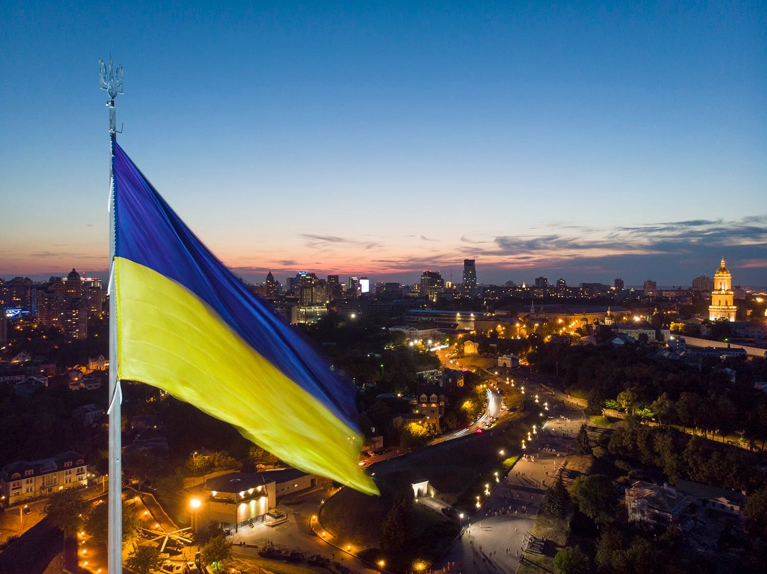 З Печерських пагорбів Державний Прапор України видно з багатьох місць столиці.