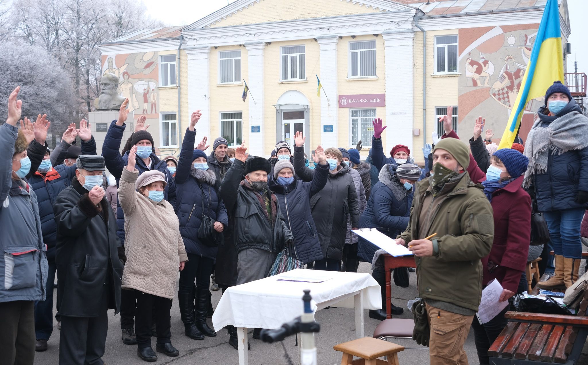 Гоголівський Майдан: на Полтавщині люди «звільнили» селищного голову, він тримається за посаду