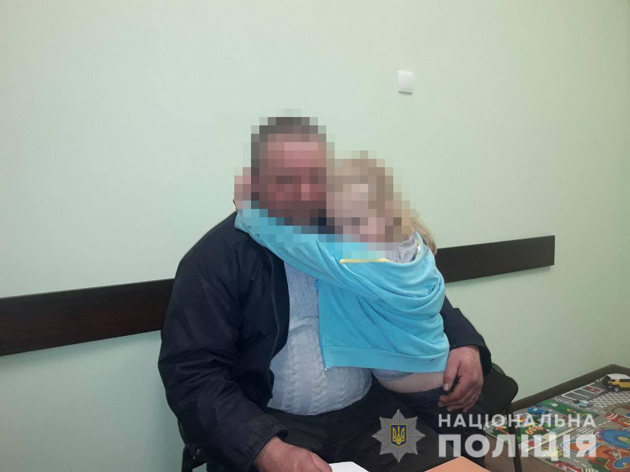 Уманчанин залишив 7-річну доньку на трасі дивитися за будматеріалами: люди викликали поліцію