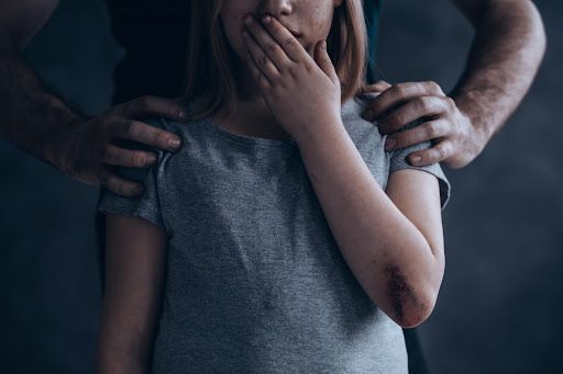 У Чернігові педофіл розбещував і гвалтував дівчат з бідних сімей