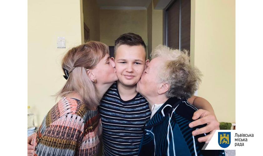 У Львові підлітку Ярославу пересадили нирку бабусі