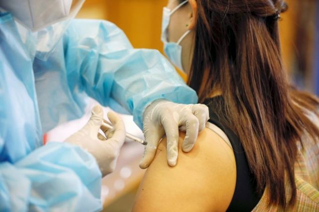 В Україні почали щеплювати додатковою дозою COVID-вакцини