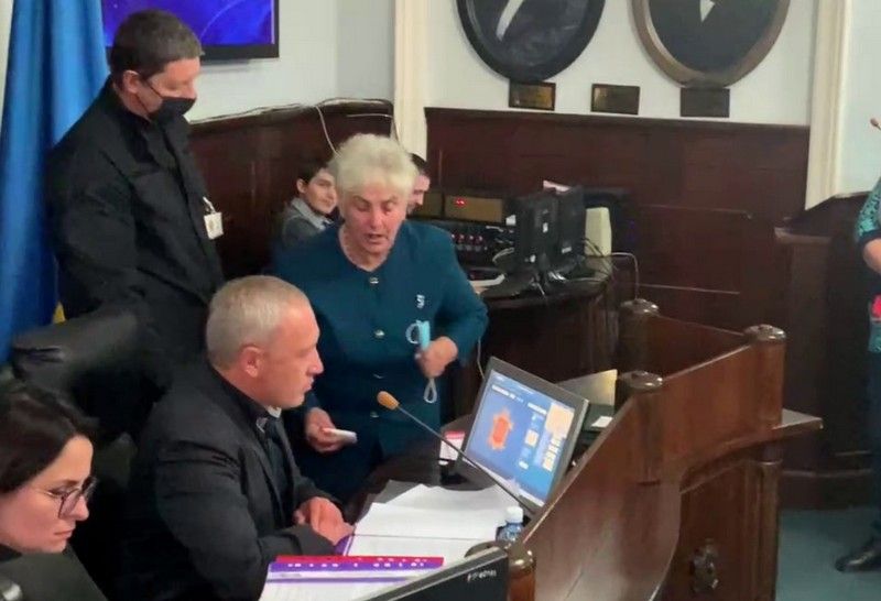 У Чернівцях обурена пенсіонерка подарувала меру Клічуку свою пенсію