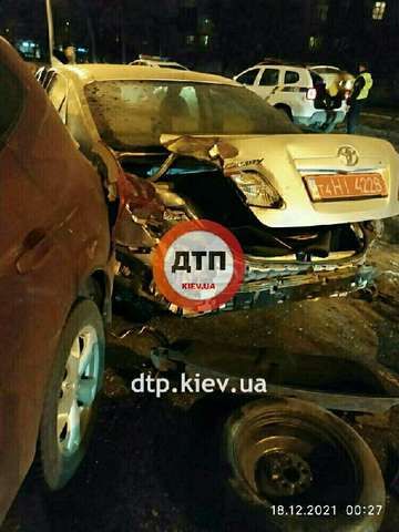 У Києві водій врізався у припарковані автомобілі й зник з місця пригоди ( фото Dtp.kiev.ua)