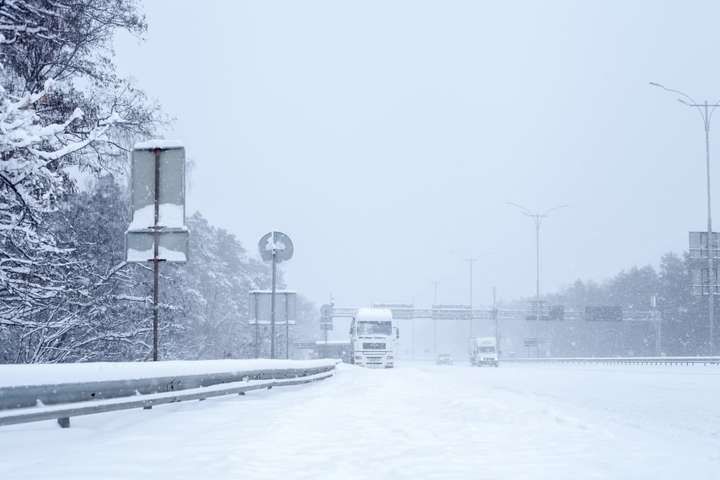 Вантажівки в столицю не впускатимуть через погодні умови