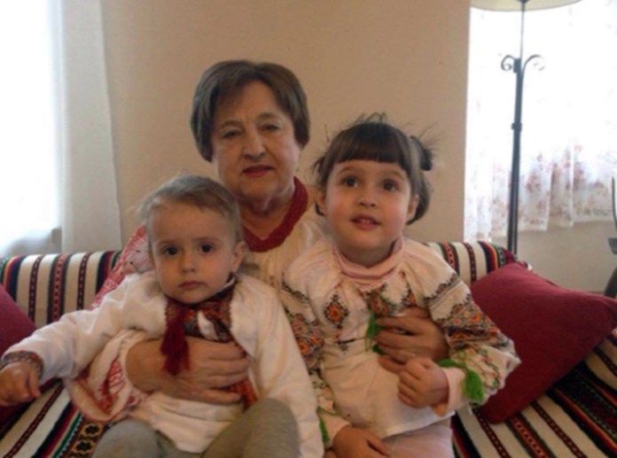 Марія Гель з правнуками.