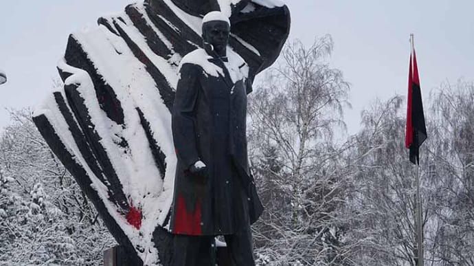 У Тернополі поліціянти цілодобово охоронятимуть пам’ятник Степану Бандері