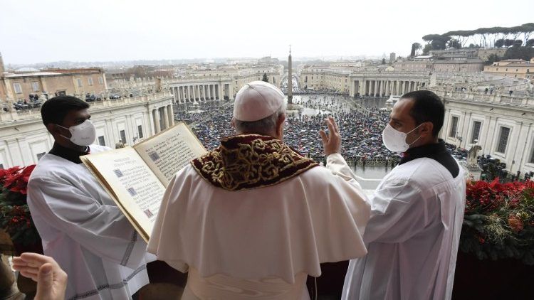 Паломники, що зібралися на площі Святого Петра попри дощову погоду, з великим ентузіазмом привітали Папу.