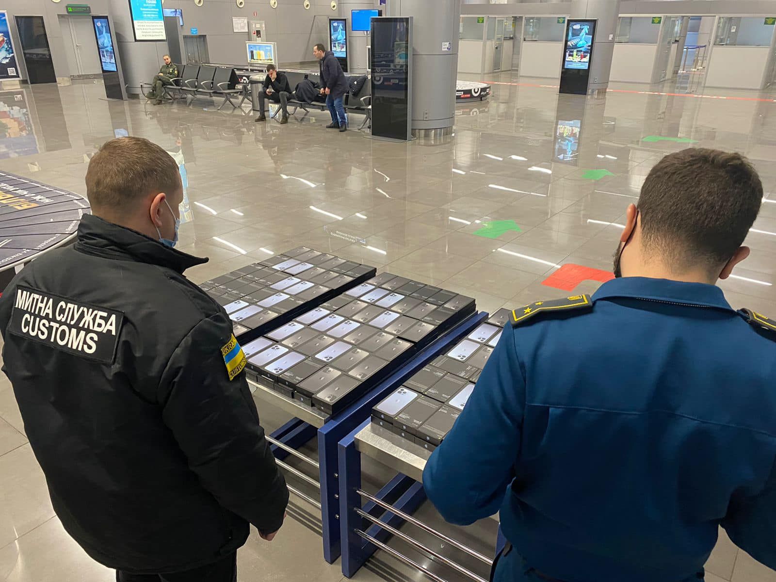 В аеропорту Одеси прикордонники виявили контрабандні iPhone, фото