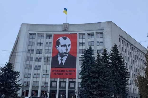 У Тернополі на будівлі облради та ОДА з’явився «рекордний» Бандера